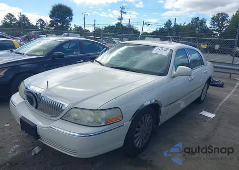 2005 Lincoln Town Car Signature Limited из США, поврежденный, VIN 1LNHM82W15Y610162
